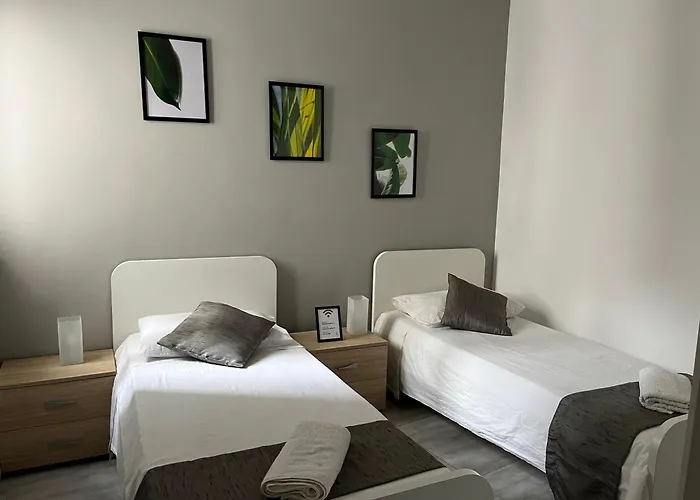 F4 Room 2, Private Room Two Single Beds Shared Bathroom