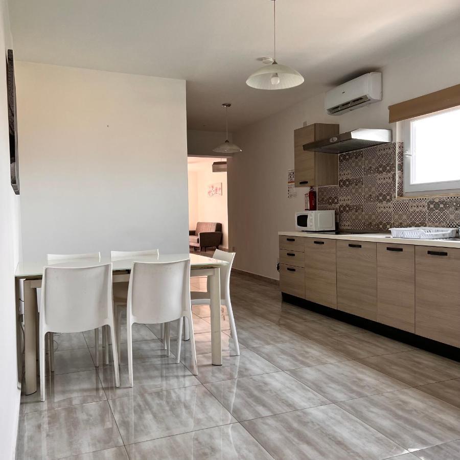 F4 2, Private Two Single Beds Shared Bathroom Homestay *