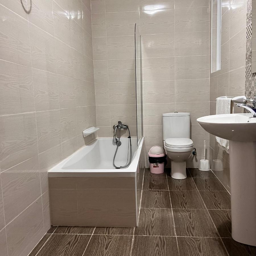 F4 2, Private Two Single Beds Shared Bathroom Homestay *