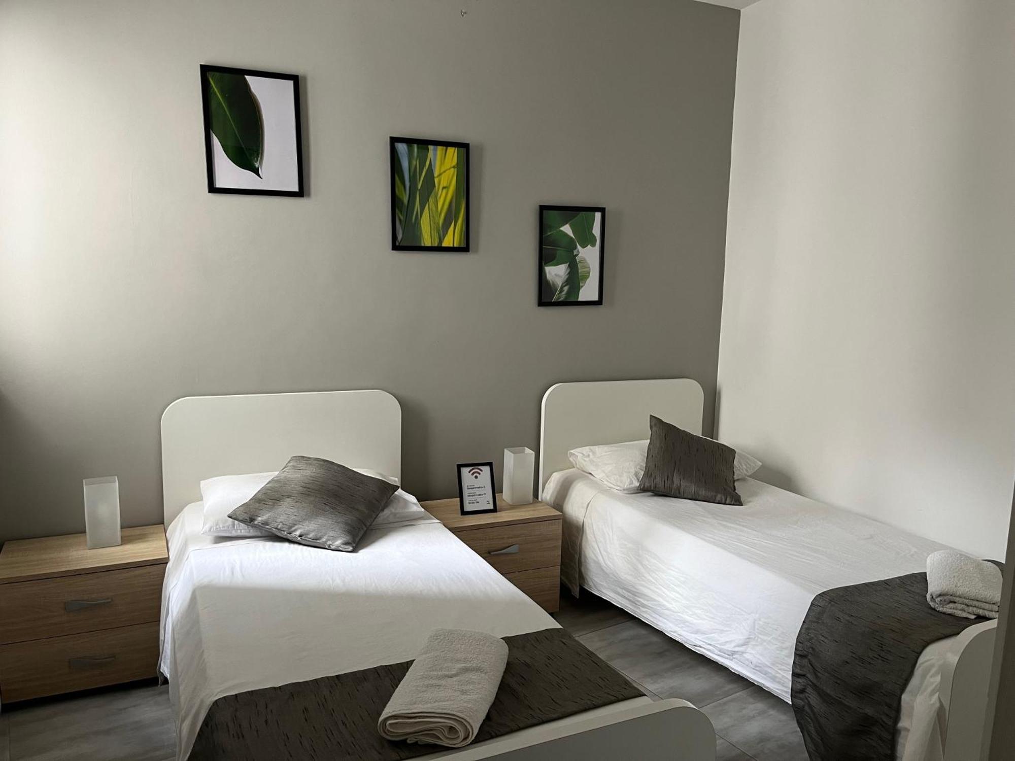 Gazde/Camere de închiriat F4 2, Private Two Single Beds Shared Bathroom *