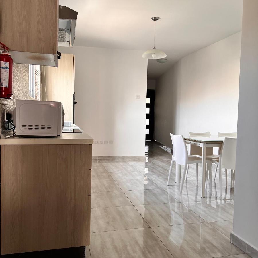 F4 2, Private Two Single Beds Shared Bathroom * Msida