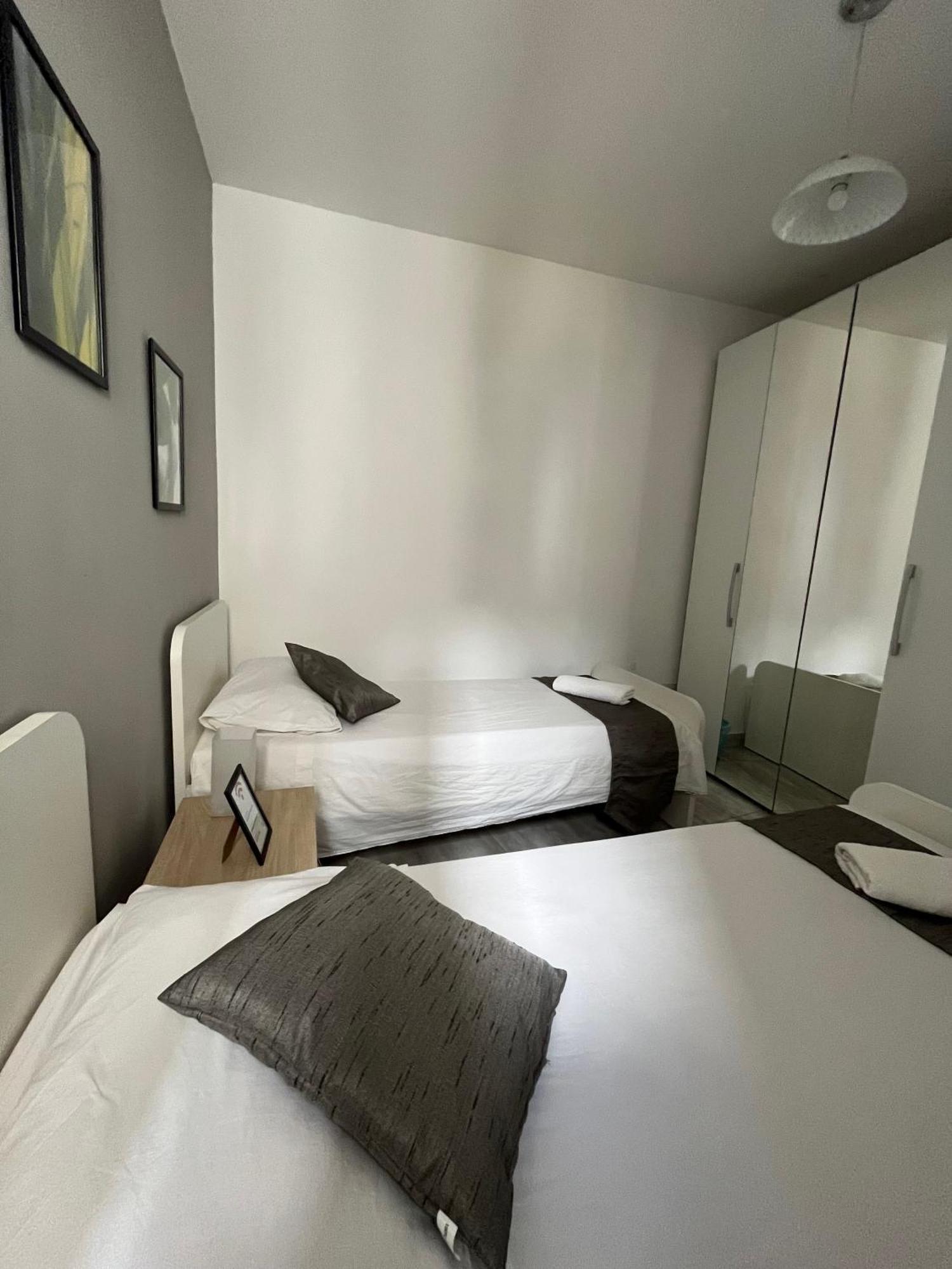 Séjour chez l'habitant F4 2, Private Two Single Beds Shared Bathroom