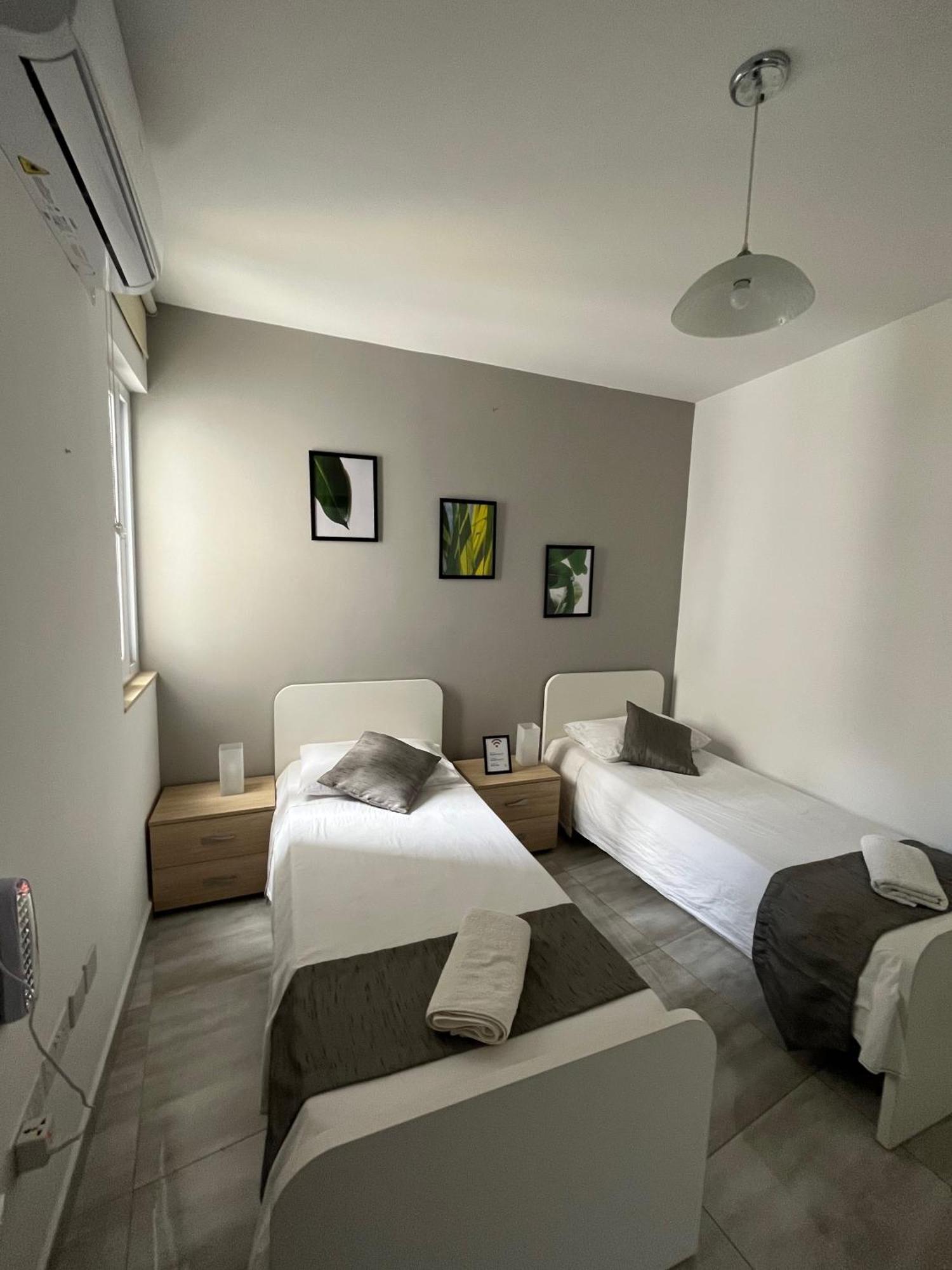 F4 2, Private Two Single Beds Shared Bathroom Séjour chez l'habitant